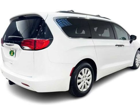Used 2022 Chrysler Voyager LX FWD image 5