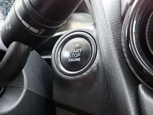 Used 2019 Toyota Yaris L image 22