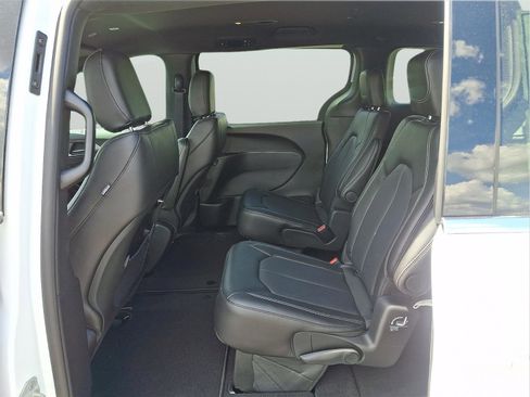 New 2026 Chrysler Pacifica Select AWD/4WD image 6