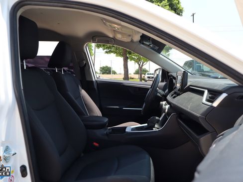 Used 2019 Toyota RAV4 LE FWD image 29
