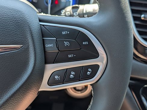 Used 2025 Chrysler Pacifica Select FWD image 30