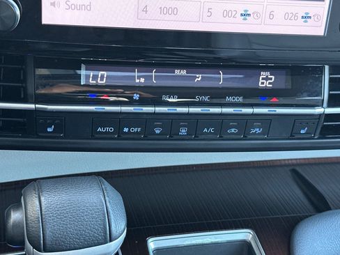 Used 2022 Toyota Sienna XLE image 22