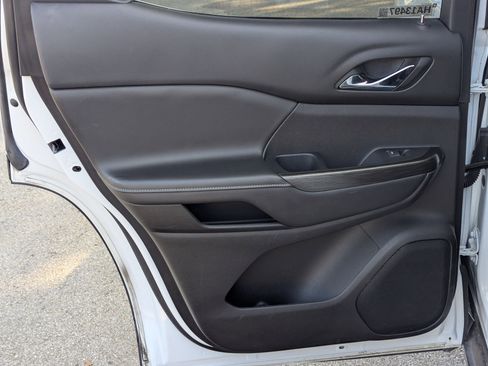 Used 2023 GMC Acadia SLT image 16