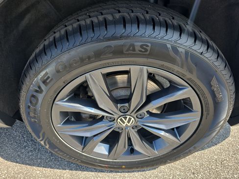 Used 2022 Volkswagen Tiguan SE AWD/4WD image 32