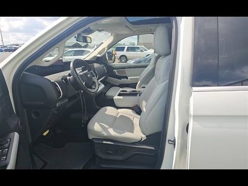 Used 2025 Ford Expedition Platinum w/ Driver's Package AWD/4WD image 5