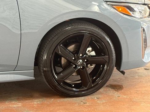 Used 2025 Nissan Sentra SR FWD image 9