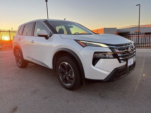 Used 2024 Nissan Rogue SV image 3