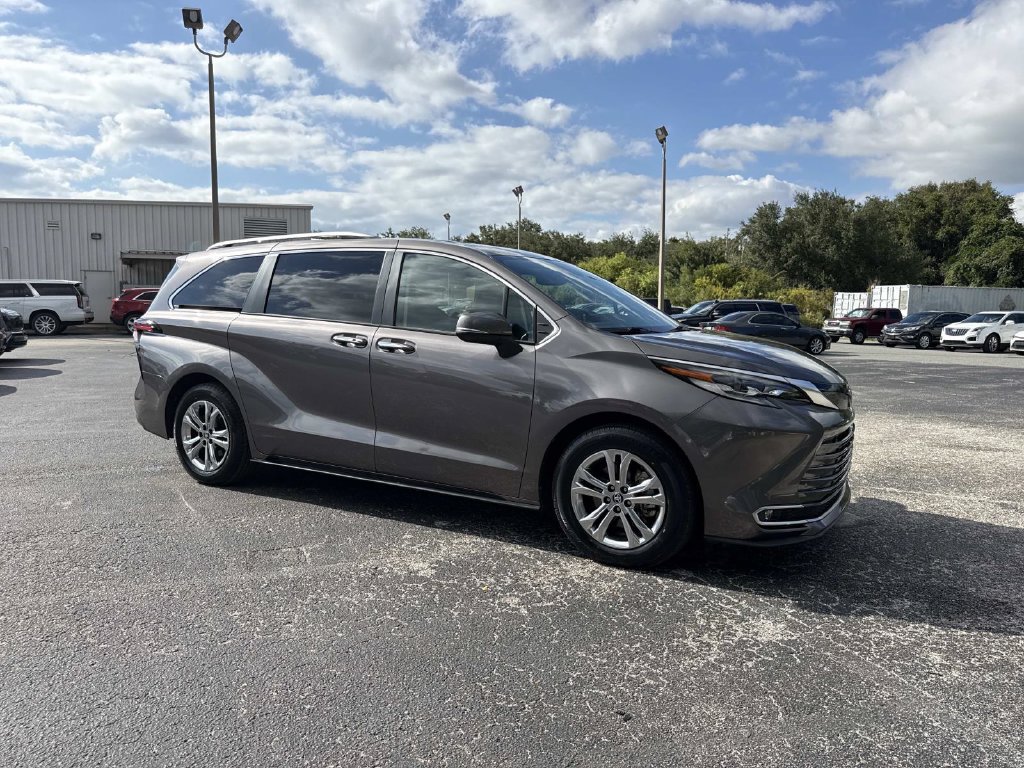 Used 2023 Toyota Sienna Platinum AWD/4WD image 12