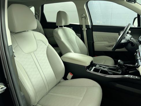 Certified 2025 Kia Sorento SX image 33