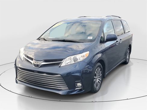 Used 2019 Toyota Sienna XLE image 3