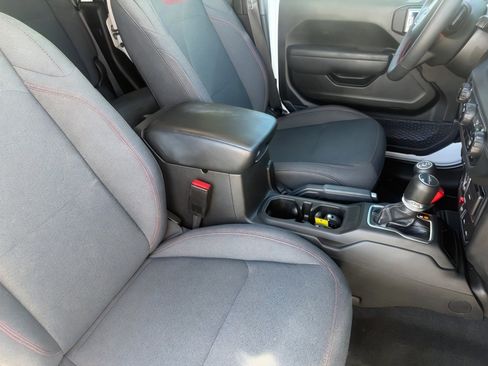 Used 2024 Jeep Gladiator Rubicon w/ Convenience Group image 10