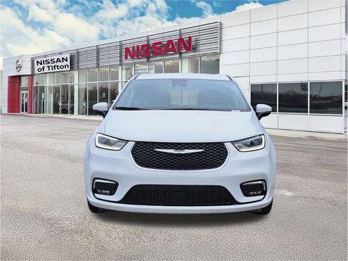 Used 2023 Chrysler Pacifica Touring-L image 2