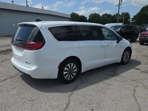Used 2024 Chrysler Pacifica Limited FWD image 3