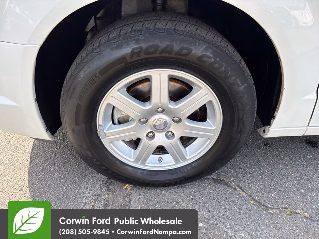 Used 2010 Chrysler Town & Country Touring FWD image 9