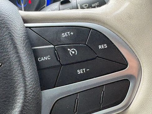 Used 2020 Chrysler Pacifica Limited FWD image 16
