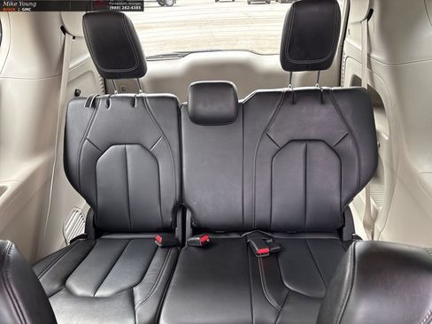 Used 2023 Chrysler Pacifica Touring-L FWD image 14