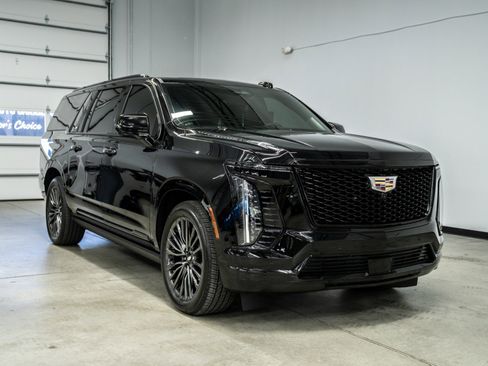 Used 2025 Cadillac Escalade ESV Sport Platinum image 3