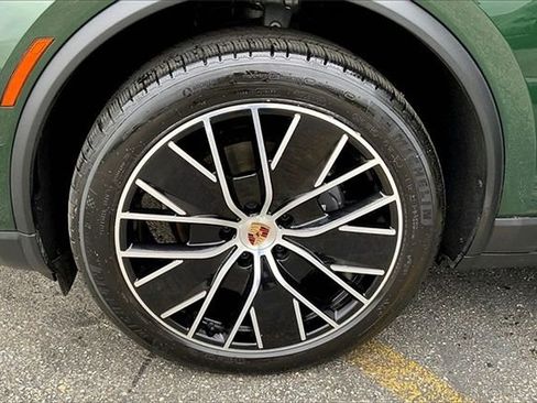 Certified 2025 Porsche Macan Electric image 14