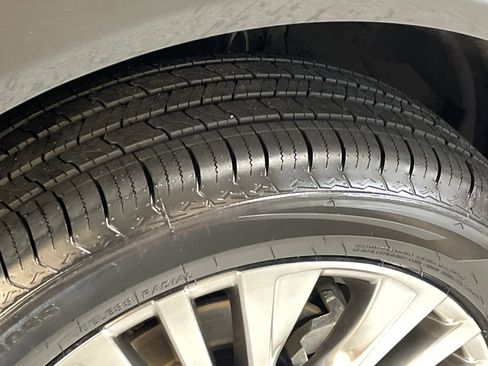 Certified 2022 Toyota Venza XLE image 12