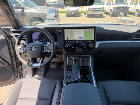 Used 2026 Lexus GX 550 AWD/4WD image 16
