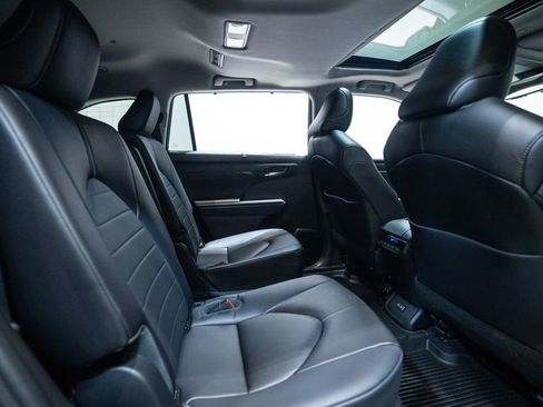 Used 2023 Toyota Highlander XLE AWD/4WD image 33