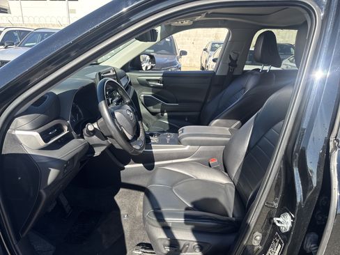 Used 2023 Toyota Highlander XLE FWD image 9