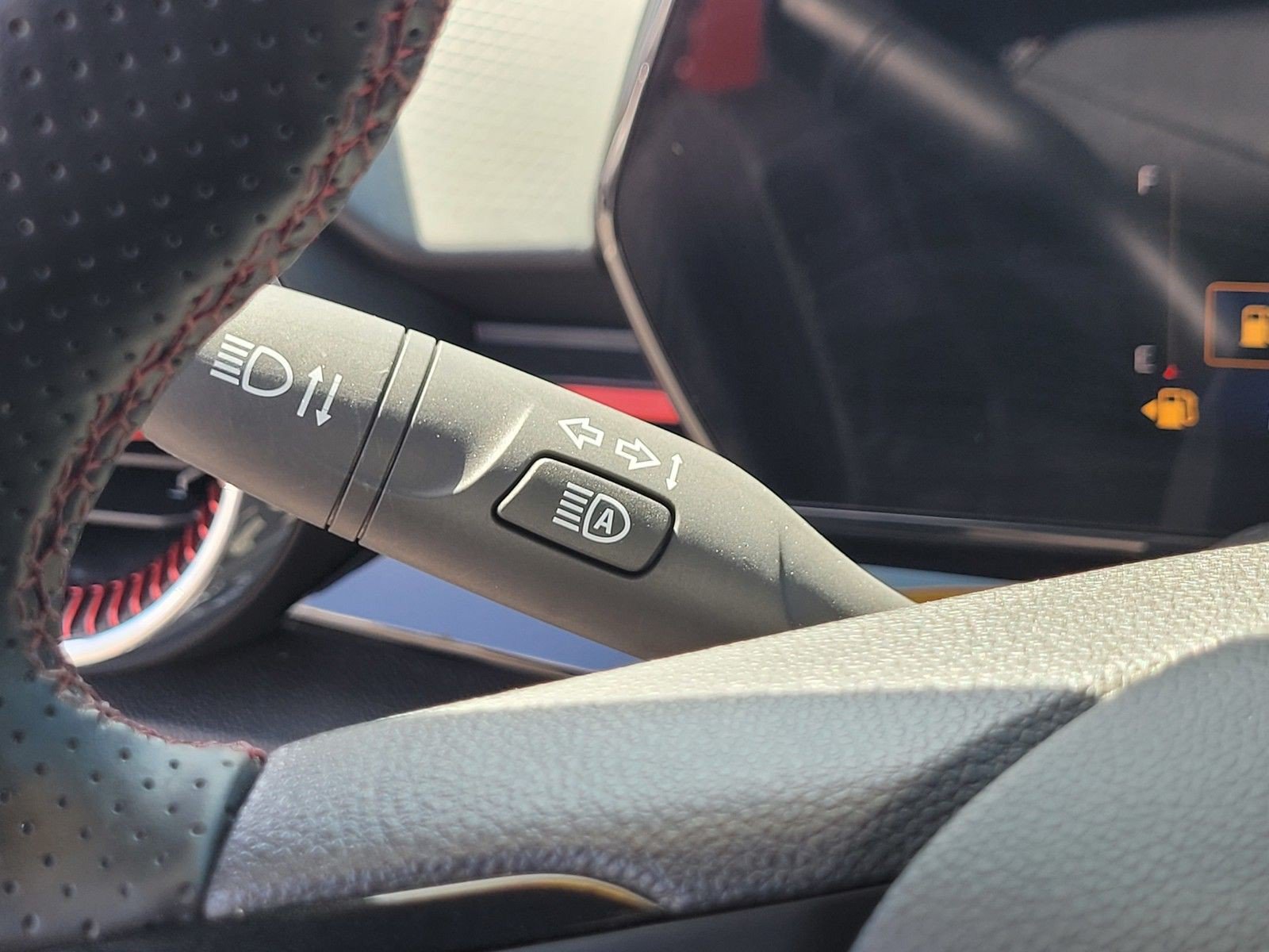 Used 2024 Chevrolet Trax RS FWD image 28