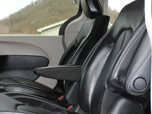 Used 2023 Chrysler Pacifica Touring-L image 19