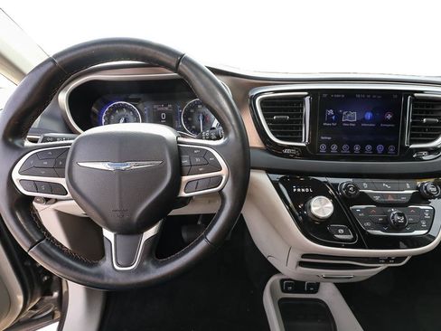 Used 2017 Chrysler Pacifica Touring-L w/ Tire & Wheel Group FWD image 13