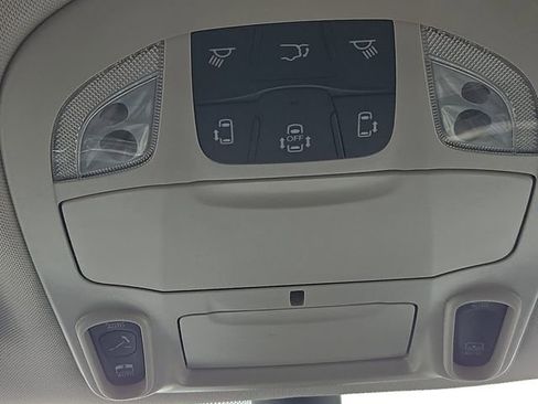 Used 2023 Chrysler Pacifica Limited FWD image 25