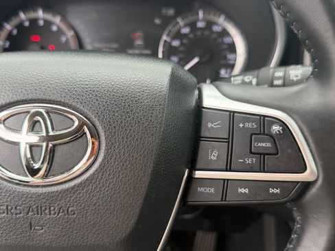 Used 2023 Toyota Highlander XLE AWD/4WD image 30