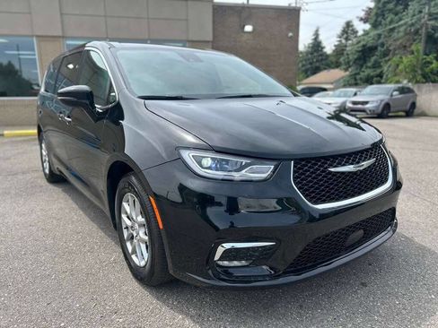 Used 2025 Chrysler Pacifica Select FWD image 3