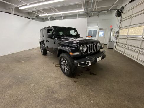 Used 2025 Jeep Wrangler Unlimited Sahara AWD/4WD image 8