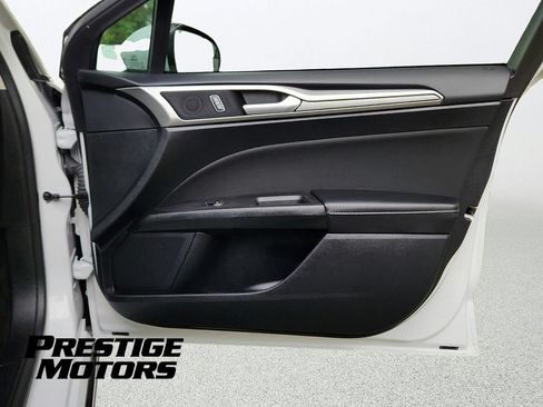 Used 2018 Ford Fusion SE FWD image 19