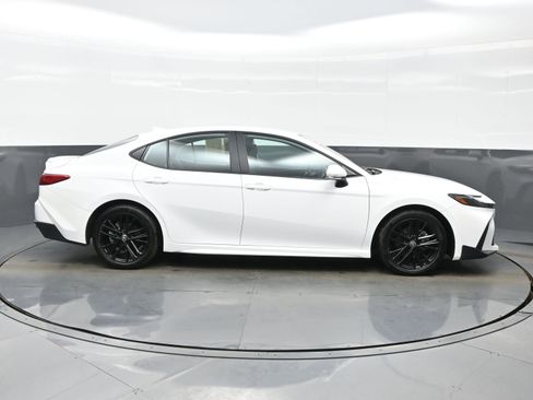 Used 2025 Toyota Camry SE image 7