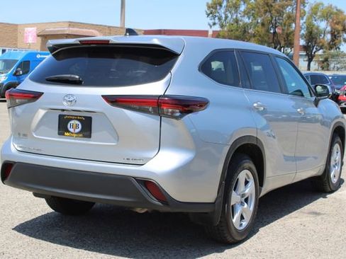 Used 2024 Toyota Highlander LE AWD/4WD image 5