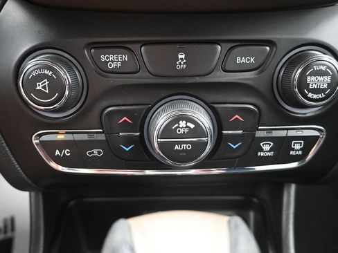 Used 2015 Jeep Cherokee Latitude w/ Comfort/Convenience Group FWD image 19
