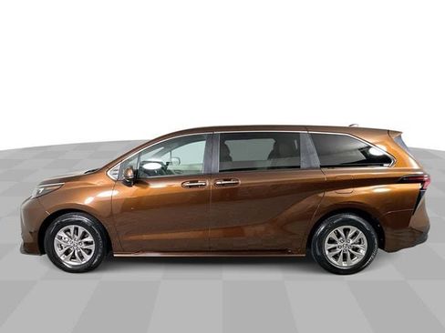 Used 2024 Toyota Sienna XLE AWD/4WD image 5