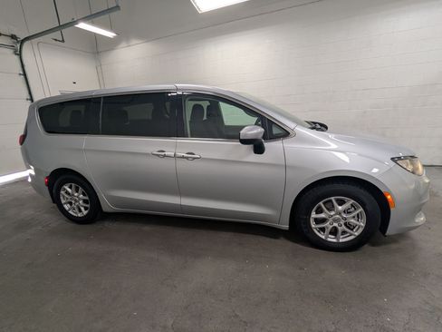 Certified 2023 Chrysler Voyager LX FWD image 3