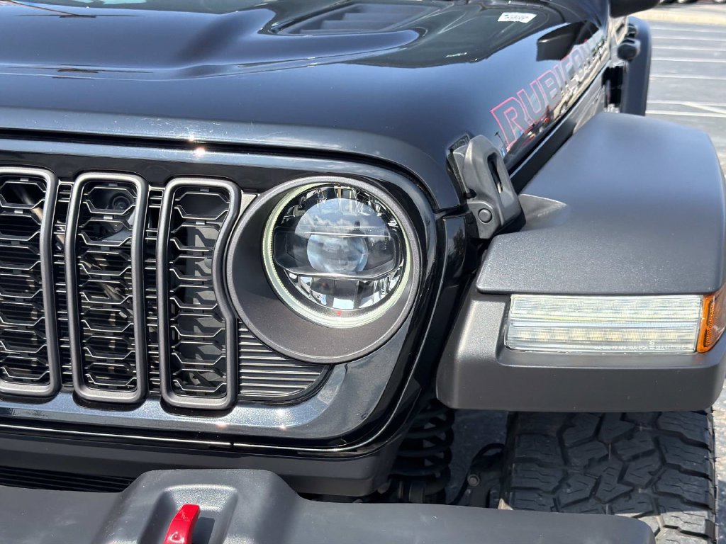 Used 2024 Jeep Gladiator Rubicon w/ Technology Group AWD/4WD image 9