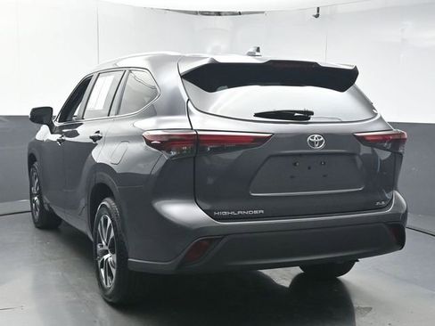 Used 2024 Toyota Highlander XLE FWD image 6