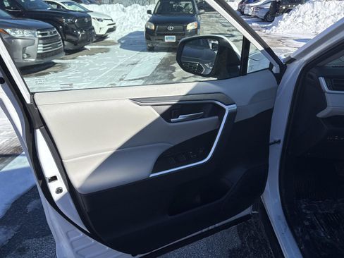 Used 2025 Toyota RAV4 XLE image 9