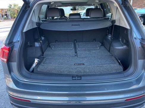 Used 2022 Volkswagen Tiguan SE w/ Panoramic Sunroof Package image 34