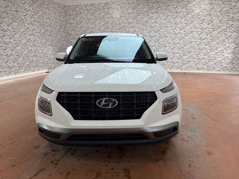 Used 2025 Hyundai Venue SE image 2