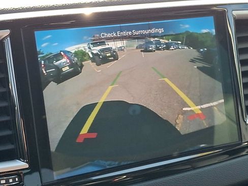 Used 2024 Chrysler Pacifica Touring-L FWD image 18