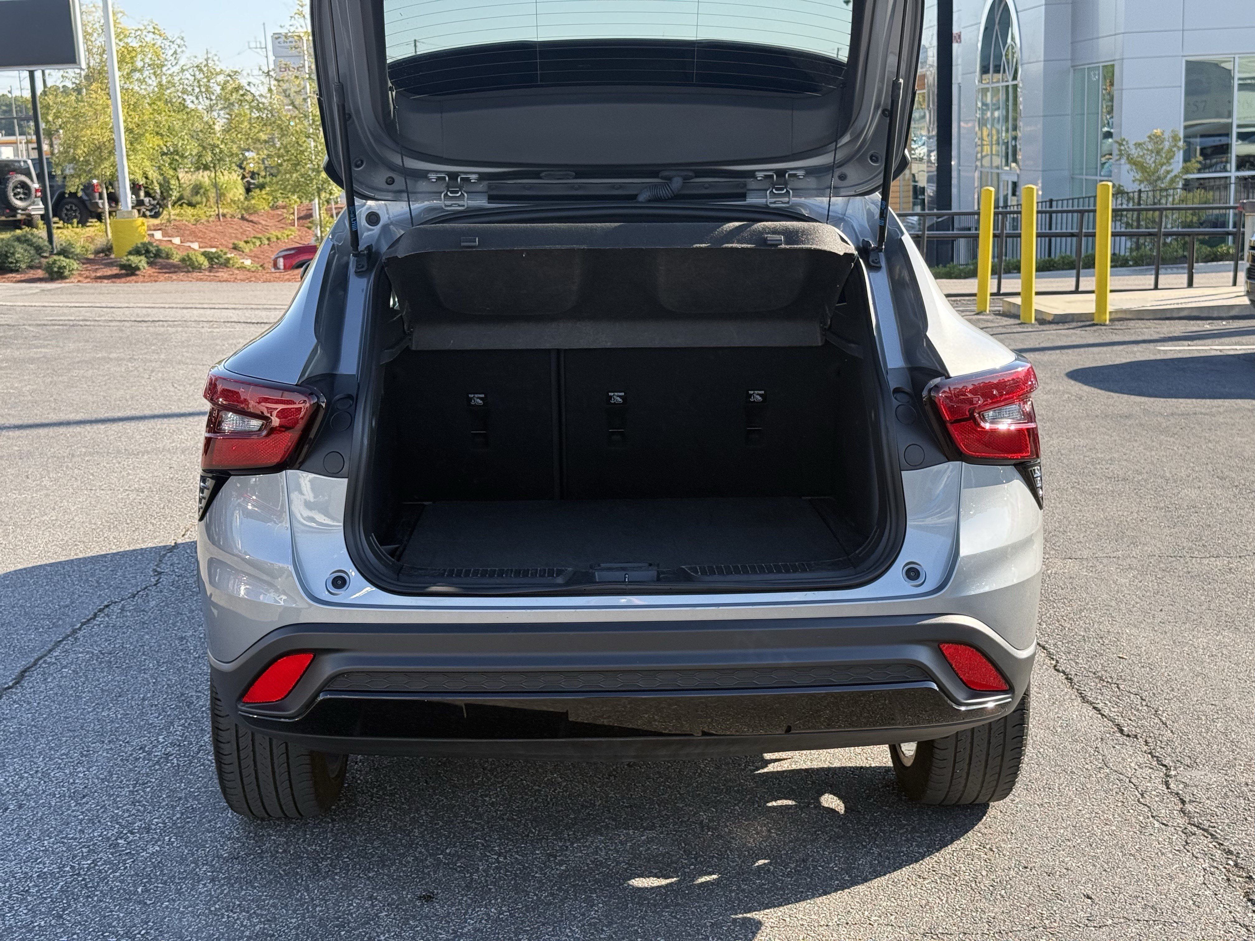 Used 2024 Chevrolet Trax RS FWD image 32