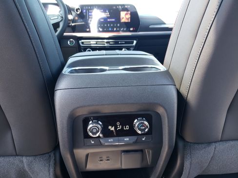 New 2026 Chevrolet Traverse RS w/ LPO, Floor Liner Package FWD image 35