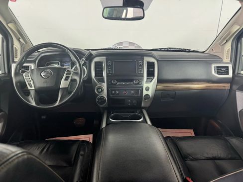 Used 2017 Nissan Titan SL image 11