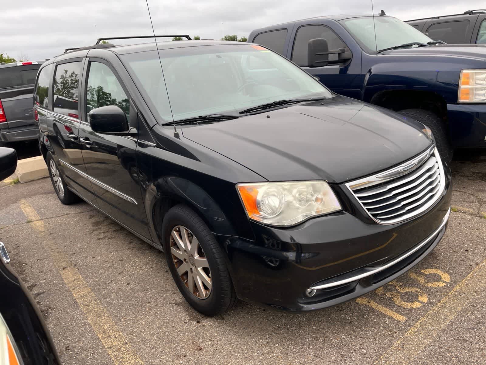 Used 2013 Chrysler Town & Country Touring FWD image 17