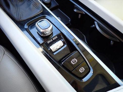 Used 2021 Volvo S60 T5 Momentum w/ Premium Package image 17